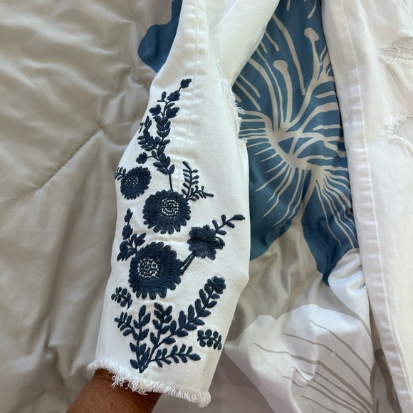 ABERCROMBIE & FITCH • White Jeans w/ Blue Embroider Flowers • sz 29/8 - Picture 5 of 11